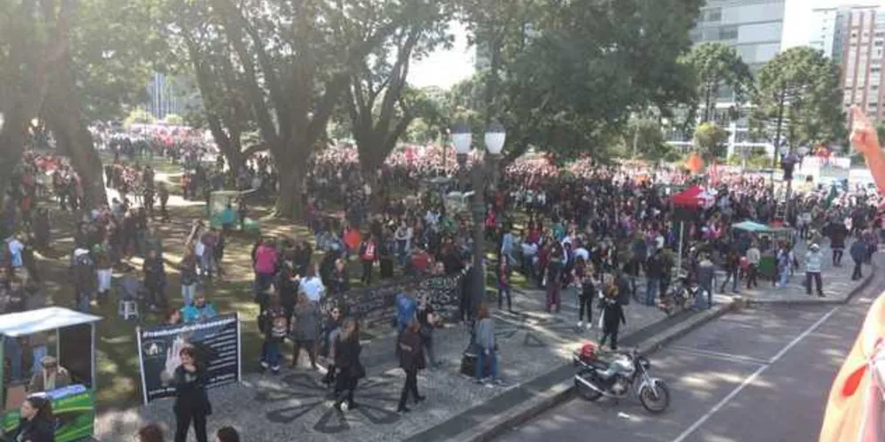 Imagem ilustrativa da imagem Greve geral reúne manifestantes contra reformas em Curitiba