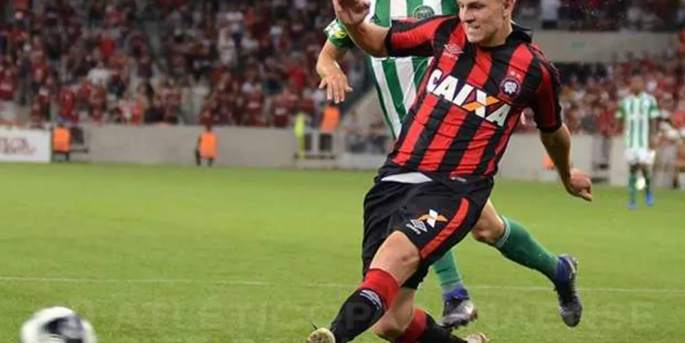 Em momentos diferentes, as duas principais equipes do futebol Paranaense iniciam a decisão

