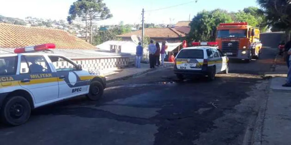 Imagem ilustrativa da imagem Policiais arriscam a vida para salvar senhor em incêndio