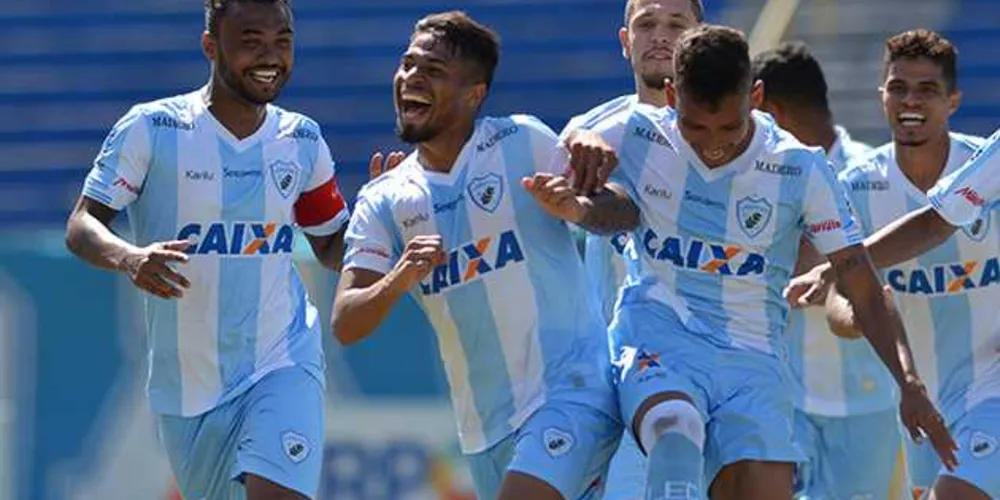 Goleada por 4 a 1 garante vantagem para o Tubarão no jogo de volta | Federação Paranaense de Futebol