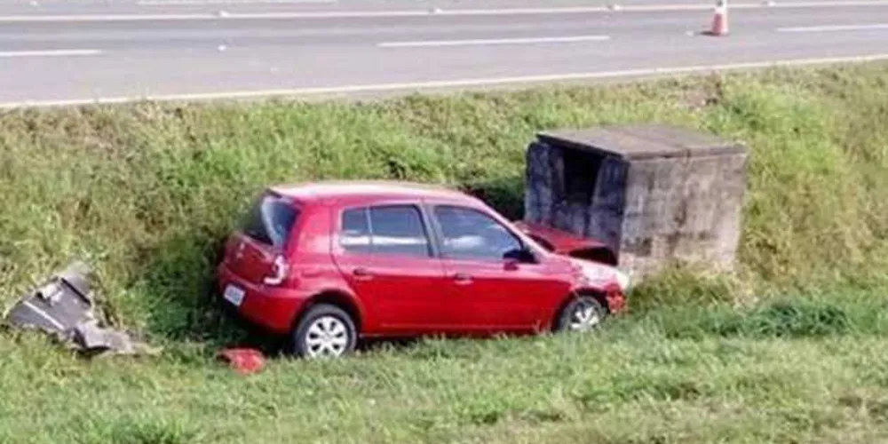 Carro saiu da pista e bateu contra estrutura de concreto que fica às margens da rodovia | Reprodução/Rádio Najuá
