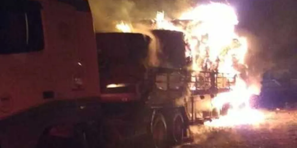 Polícia investiga as causas do incêndio que destruiu a carga de papel; cavalo mecânico não foi atingida | Voz do Povo Arapoti