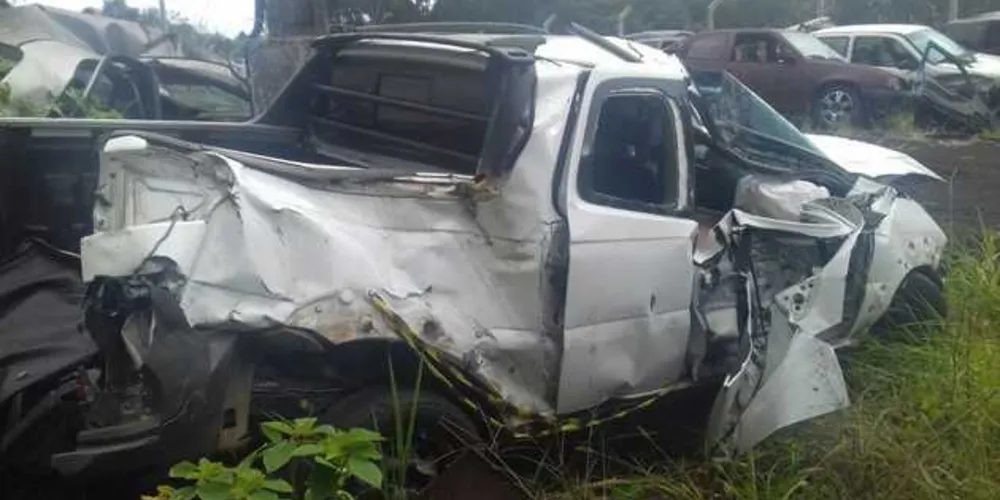 Apesar do estrago no carro, motorista não corre risco de morrer | Divulgação/PRF