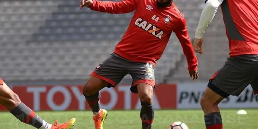 Treino:  Atletas foram ao gramado, onde o técnico Paulo Autuori deu ênfase à parte tática e trabalhou jogadas de bola parada