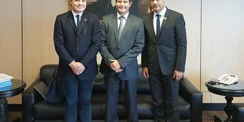 Sandro Alex (esquerda) e Marcelo (direita) se reuniram com o ministro em Brasília