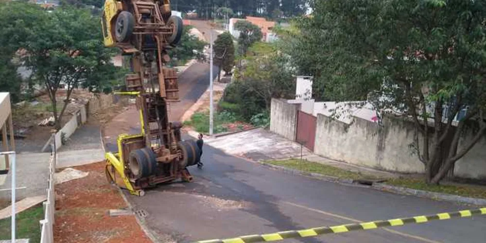 Motorista escapou ileso do acidente, mas precisou ser retirado do veículo pelo Corpo de Bombeiros | Divulgação/aRede