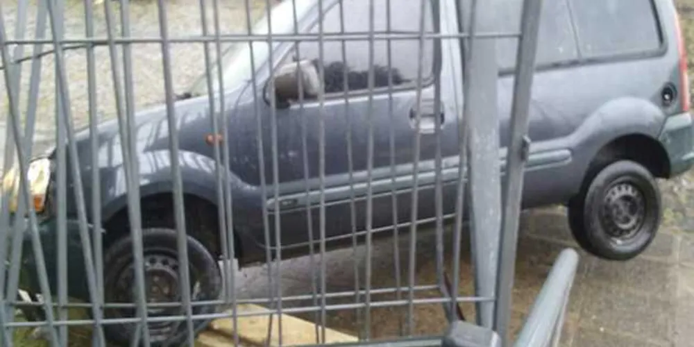 Veículo atingiu o portão que fica na entrada do Detran da cidade