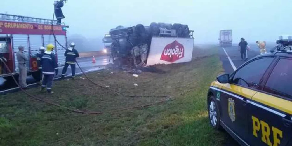 Motorista escapou apenas com ferimentos leves; PRF acredita que ele tenha dormido ao volante | Divulgação/PRF