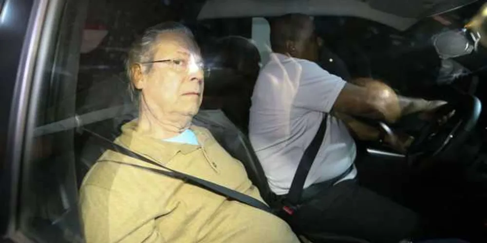 Ex-ministro José Dirceu foi cercado por manifestantes ao chegar em seu apartamento| Fabio Rodrigues-Pozzebom/ Agencia Brasil