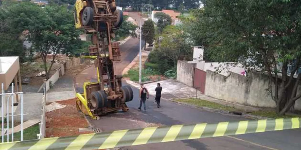 O trabalho de remoção do caminhão ficou a cargo do dono do veículo | aRede