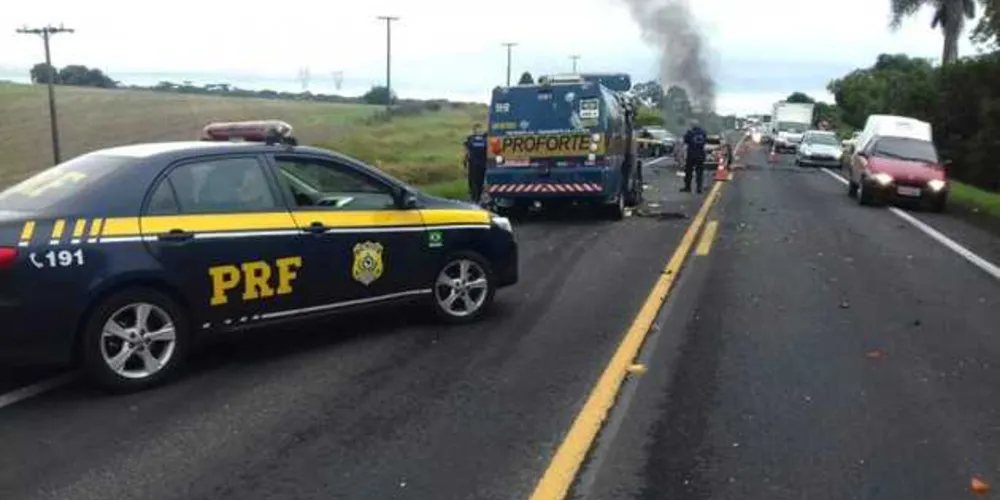 Imagem ilustrativa da imagem Bandidos bloqueiam pista com carro incendiado para assaltar carro-forte