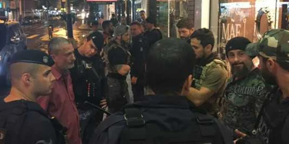 Empresário, de vermelho, foi preso em rua de Camboriú