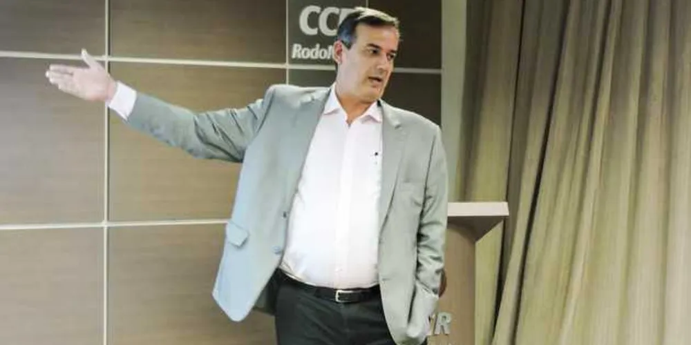 Prefeitos participaram de palestra com o advogado Ricardo Gaia (foto)