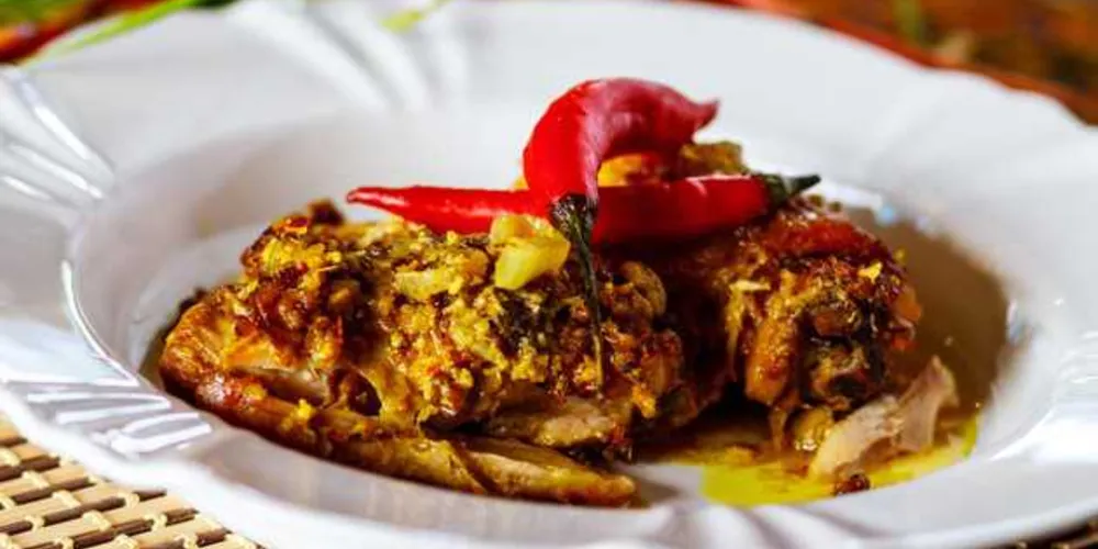 Conheça a deliciosa combinação da culinária indonésia, holandesa, indiana e tailandesa