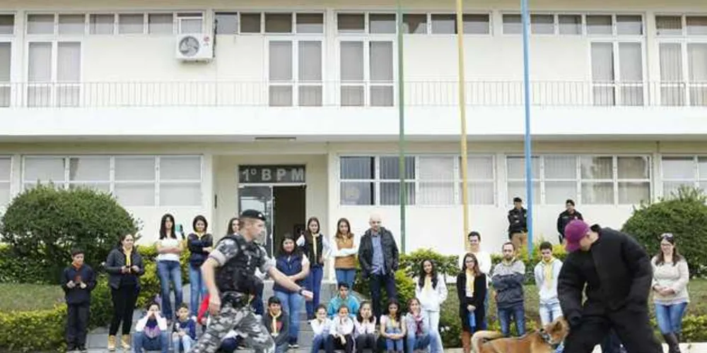 Meninos e meninas conheceram o quartel e assistiram palestras e apresentações de adestramento dos cães da PM | Divulgação/PM