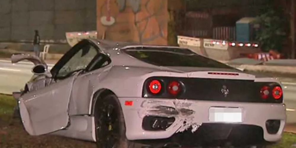 Testemunhas disseram que motorista foi socorrido por amigos que estavam em um Porsche | Reprodução/TV Globo