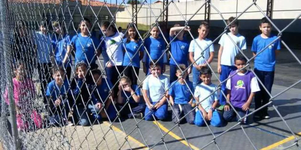 Alunos se reúnem na quadra que foi depredada