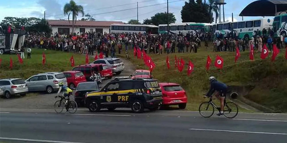 A manifestação transcorre sem nenhum bloqueio na rodovia e deverá ser finalizada até o fim da manhã | Divulgação/PRF