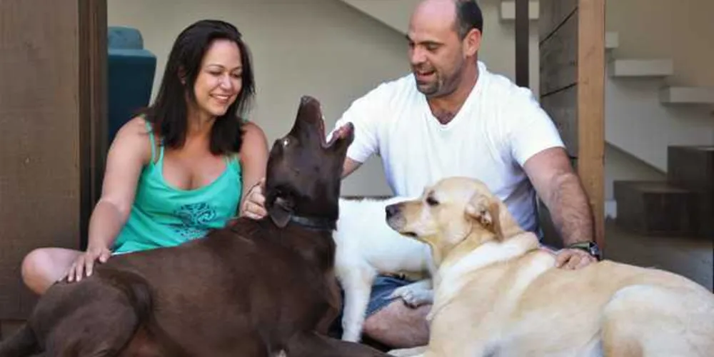 NIVER - Felippe Vargas será muito cumprimentado pela passagem de seu aniversário na próxima sexta feira (12). Felippe que atua em vários empreendimentos na nossa cidade, recebe no sábado (13) amigos e familiares em sua residência, ao lado de sua esposa, a respeitada advogada Fernanda Rodrigues Vargas. Da coluna RC os votos de alegrias e sucesso. 