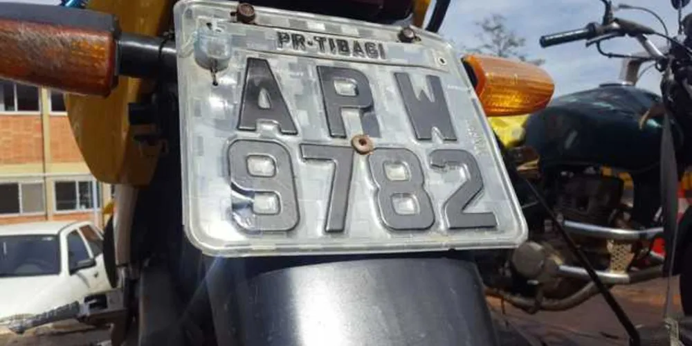 Fita isolante foi usada para adulterar placa da moto, que não tinha queixa de roubo ou furto | aRede/COP