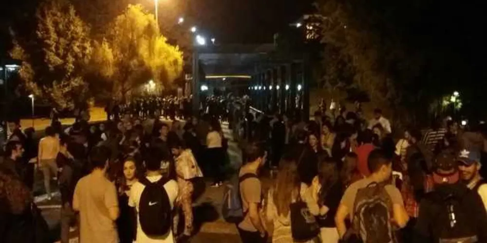 Manifestantes pedem mais segurança dentro do campus da Universidade Positivo após estupro de aluna | Divulgação/Banda B