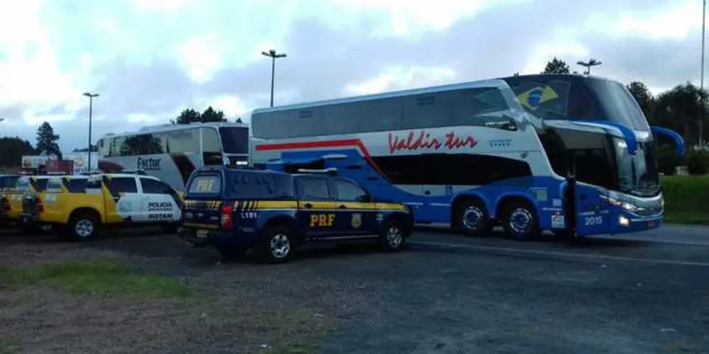 Apenas um ônibus foi retido pela PRF por apresentar uma série de irregularidades | Divulgação/PRF