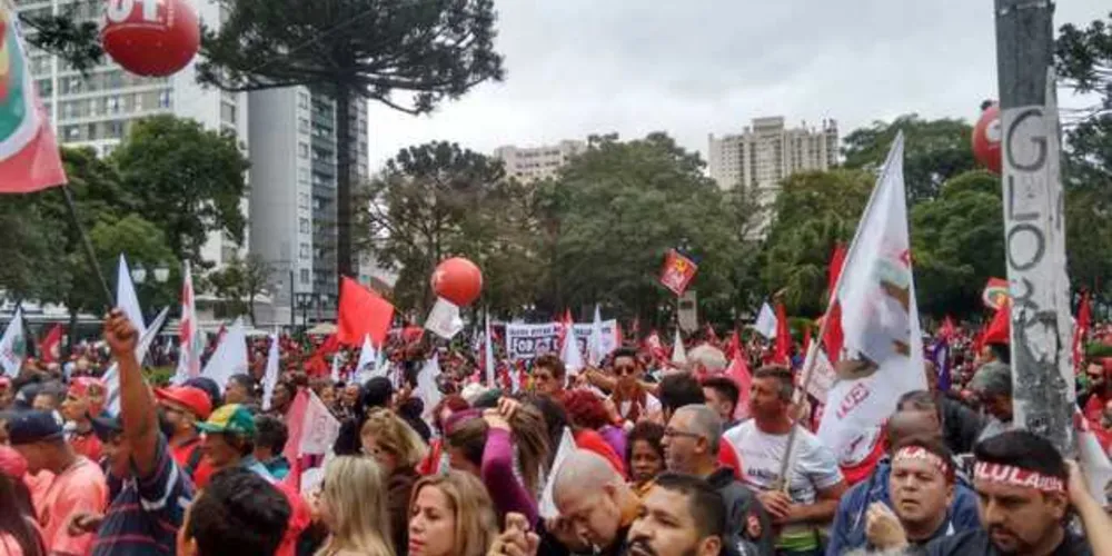 Praça Santos Andrade fica tomada por apoiadores a Lula