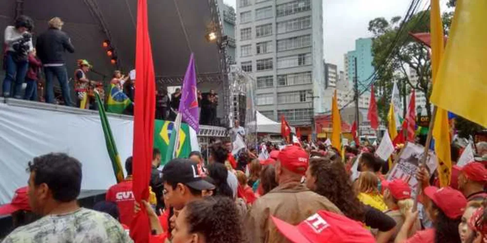 Imagem ilustrativa da imagem Praça no Centro de Curitiba fica tomada por apoiadores a Lula