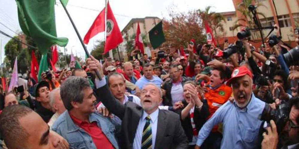Imagem ilustrativa da imagem Lula desce de carro e cumprimenta manifestantes