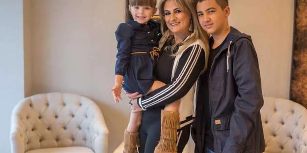 Brienna Fanchin Lopes e os filhos Matheus Fanchin e Marina Fanchin Lopes