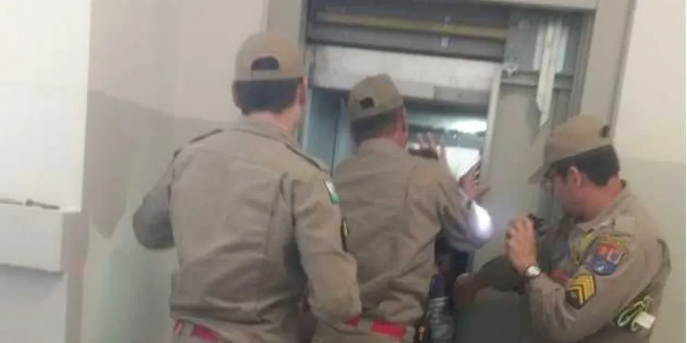 Imagem ilustrativa da imagem Grupo fica preso em elevador da UEPG