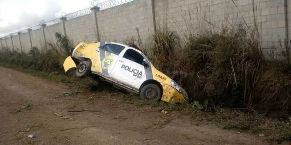 Imagem ilustrativa da imagem Policiais são recebidos à ‘bala’ e capotam viatura