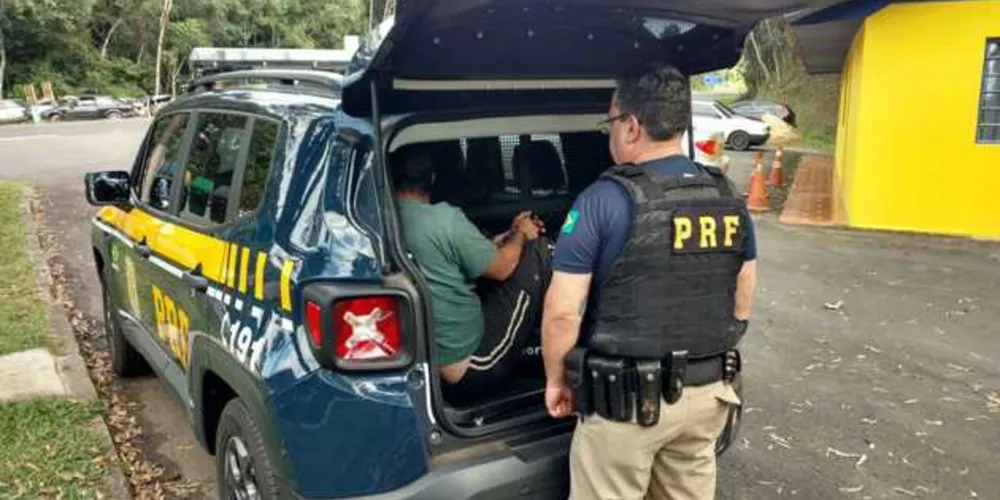 Motorista foi preso em flagrante. Apreensão é a segunda maior do ano em estradas do Paraná