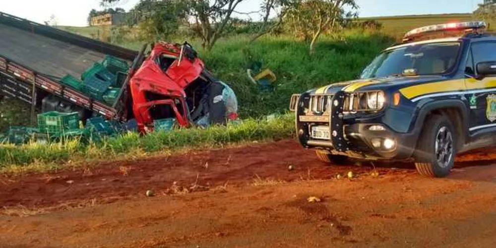 Imagem ilustrativa da imagem Caminhoneiro fica gravemente ferido em capotamento na BR-153