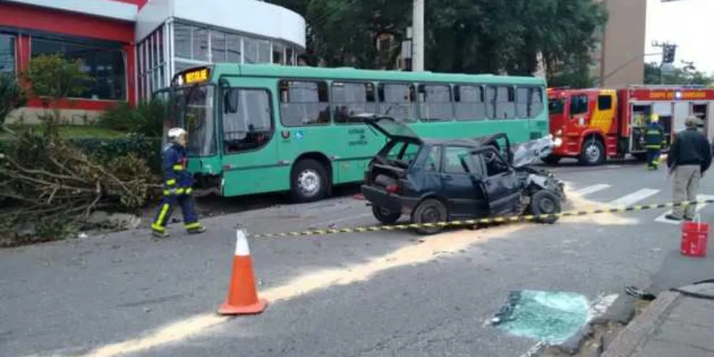 Imagem ilustrativa da imagem Cinco pessoas ficam feridas em acidente entre carro e ônibus