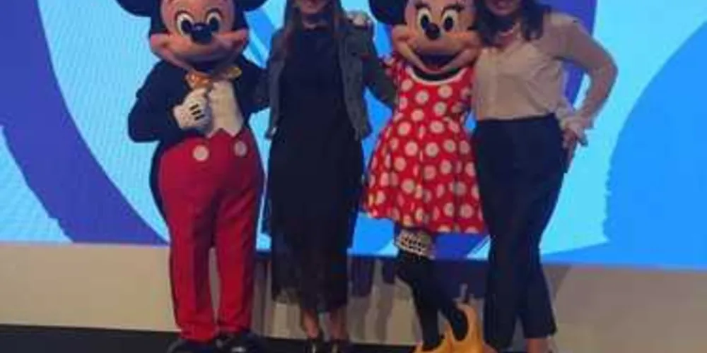 VERÃO 2018 AREZZO - As empresárias da Arezzo de Ponta Grossa e Curitiba, Flavia e Maria Fernanda Barrichello, participaram ontem (16), no Hotel Pullman em São Paulo do lançamento verão 2018 da Arezzo. Logo após foram recepcionadas no showroom da marca, para conferirem as tendências e a nova coleção. Com certeza mais um show de conceito, bom gosto aliado ao conforto Arezzo. Aguardem!  