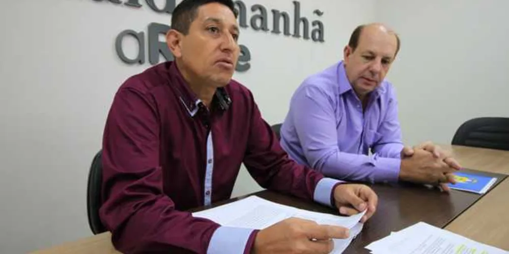 Guiarone (a esquerda) e Celso (a direita) apresentaram dados sobre a construção de uma usina de lixo em Ponta Grossa