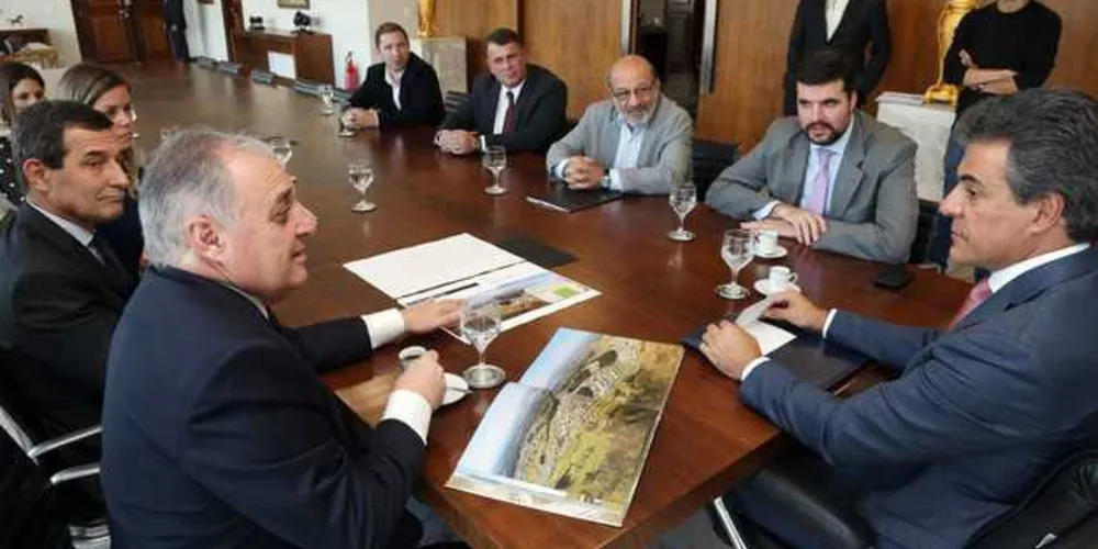Prefeito de Campo Largo, Marcelo Puppi, e o diretor-presidente da Alphaville Urbanismo, Marcelo Willer, com Beto Richa