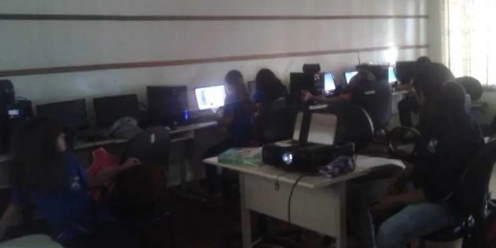 Atividade foi realizada na sala de informática da escola