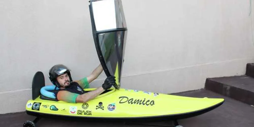 Ele construiu e pilotou um veículo que possui um caiaque cortado ao meio para aumentar a velocidade