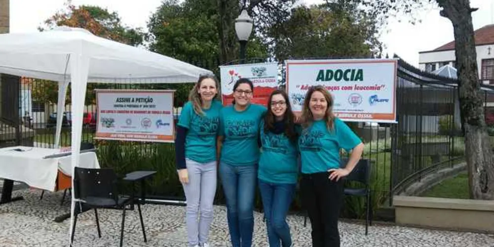Voluntárias buscam potenciais doadores de medula óssea