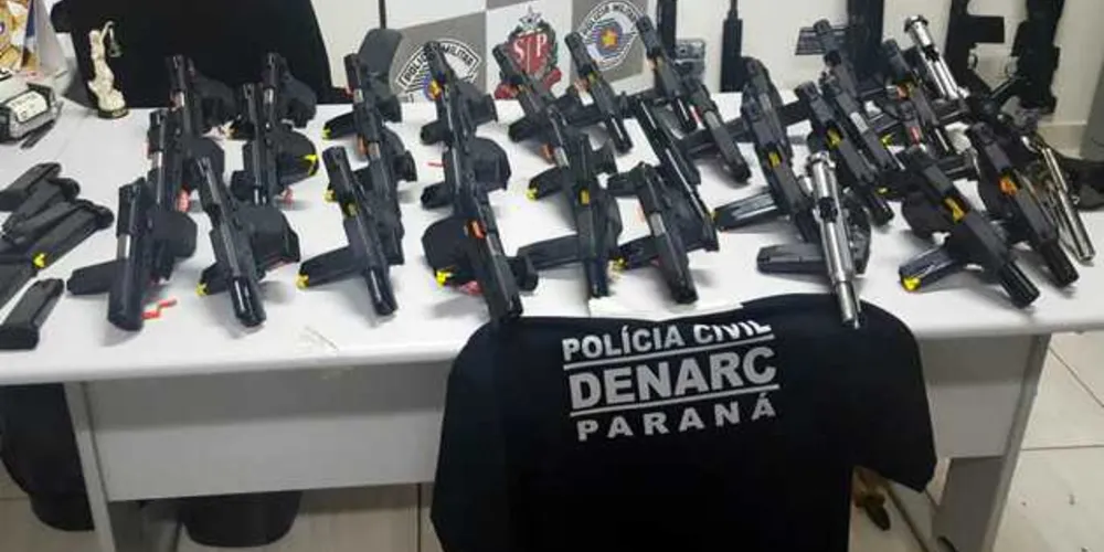 Imagem ilustrativa da imagem Denarc apreende nove fuzis e 31 pistolas em operação