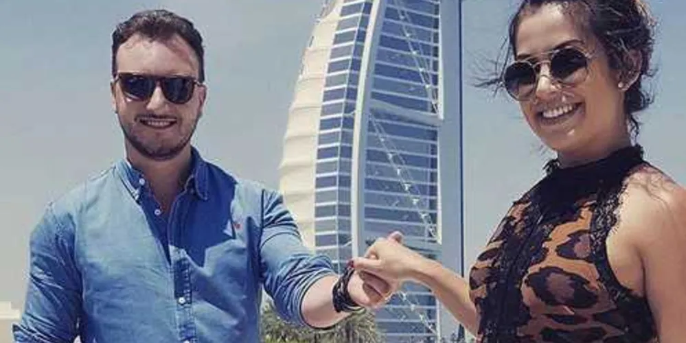 LUA DE MEL – Os recém casados Airton Coradassi Filho e Lais Pereira Coradassi curtem temporada de lua de mel. No registro especial, o casal aproveitando momentos especiais em Dubai. Na foto, vemos o Burj Al Arab um luxuoso hotel edificado em Dubai, Emirados Árabes Unidos. O Burj Al Arab é operado pelo Jumeirah Group e foi construído por Said Khalil. Com certeza o casal além de muitos momentos românticos, traz muitas histórias para compartilhar com amigos e familiares.