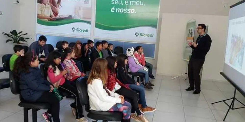 Alunos durante a palestra no Sicredi