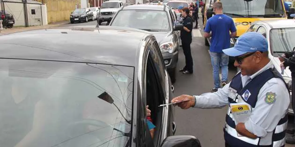 Imagem ilustrativa da imagem Motoristas e pedestres são orientados por agentes da AMT