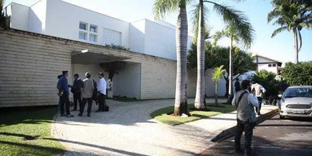 Aécio Neves passou a manhã em casa reunido com advogados