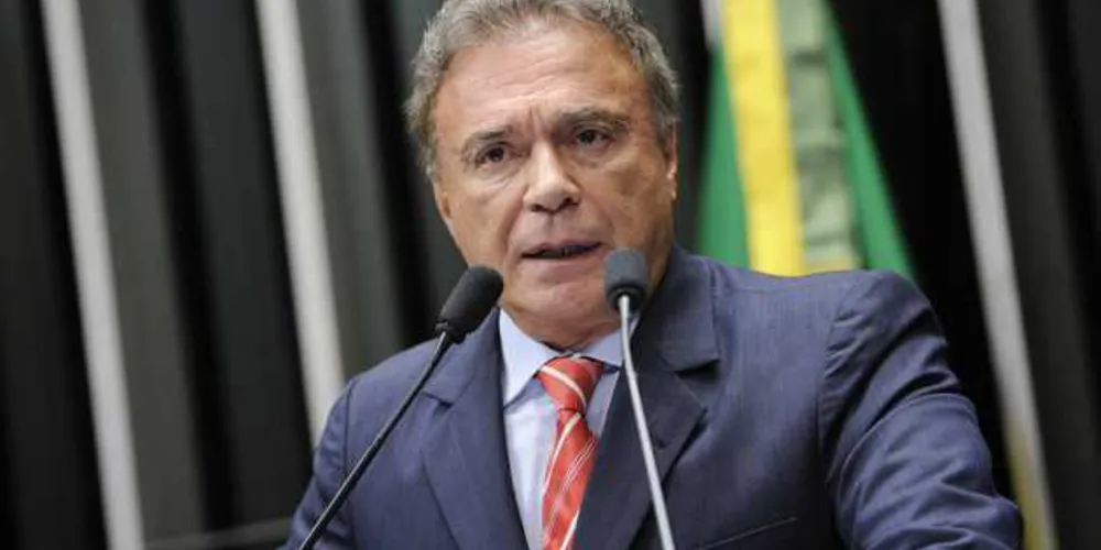 Senador paranaense Alvaro Dias na sessão plenária desta quinta-feira pediu afastamento de Temer