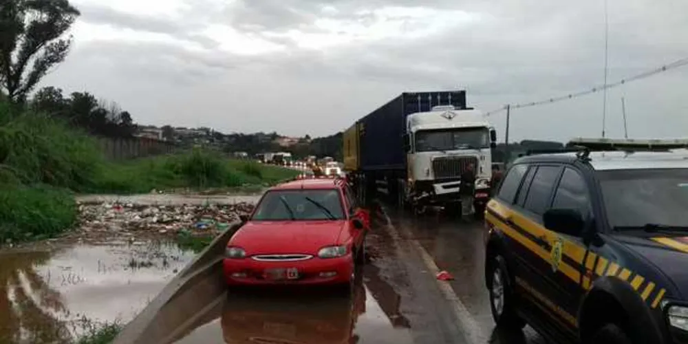 Colisão traseira aconteceu no início da manhã de hoje; PRF monitora situação | Divulgação/PRF