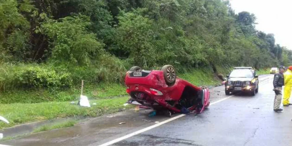 Imagem ilustrativa da imagem Motorista perder controle do carro e capota na BR-376
