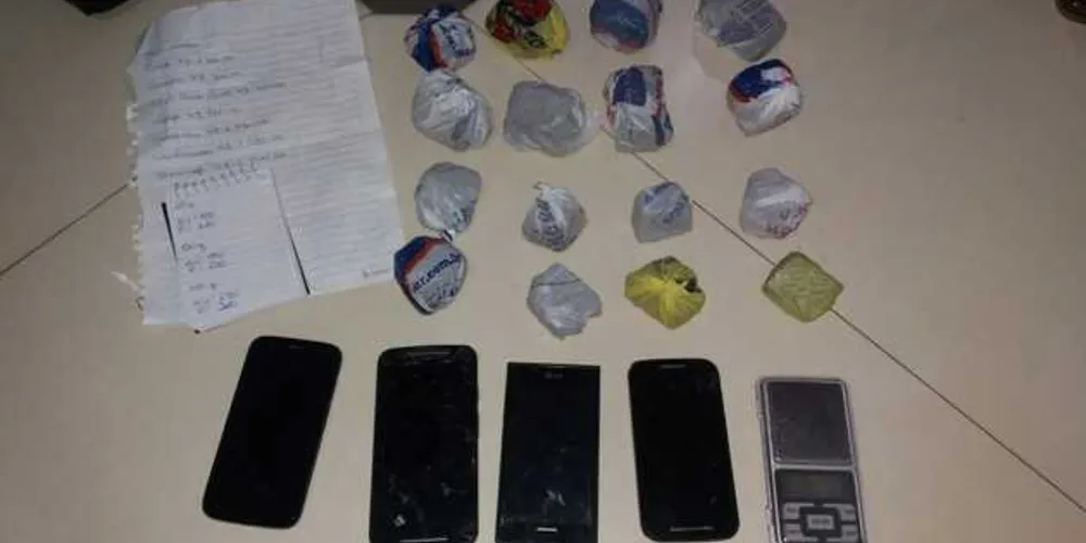 Também foram apreendidos celulares e folhas com anotações sobre a venda de drogas | aRede/COP